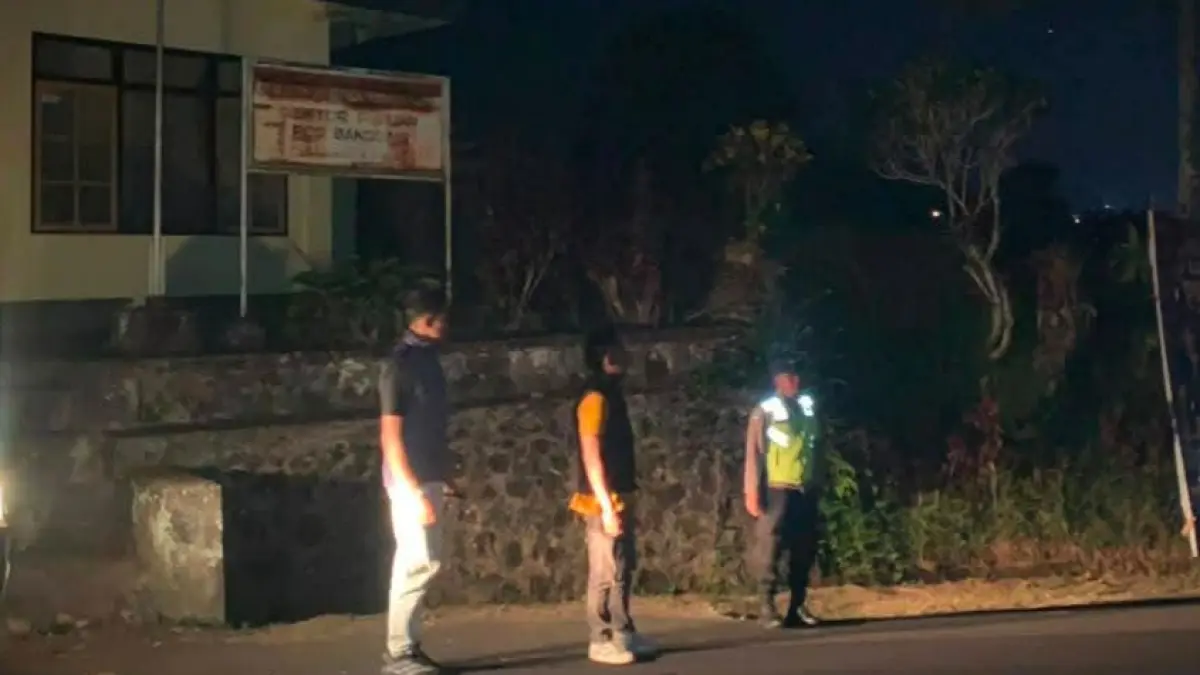 Jajaran personel Polsek Pupuan, Tabanan, melaksanakan patroli malam di jam-jam rawan, menyasar gudang penyimpanan hasil perkebunan dan lokasi rawan pencurian cengkeh serta kopi.(Istimewa)