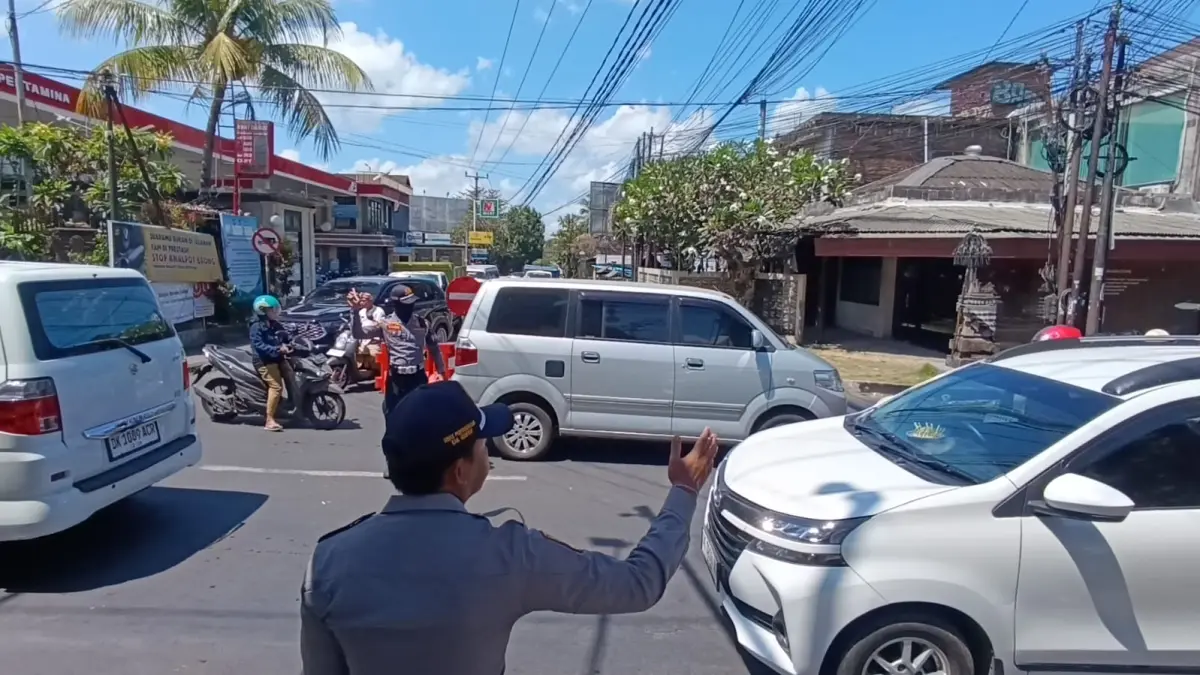 Petugas Dinas Perhubungan Gianyar mengatur lalu lintas di kawasan Ubud dalam rangka mengurai kemacetan yang kerap terjadi.(Foto Dishub Gianyar)