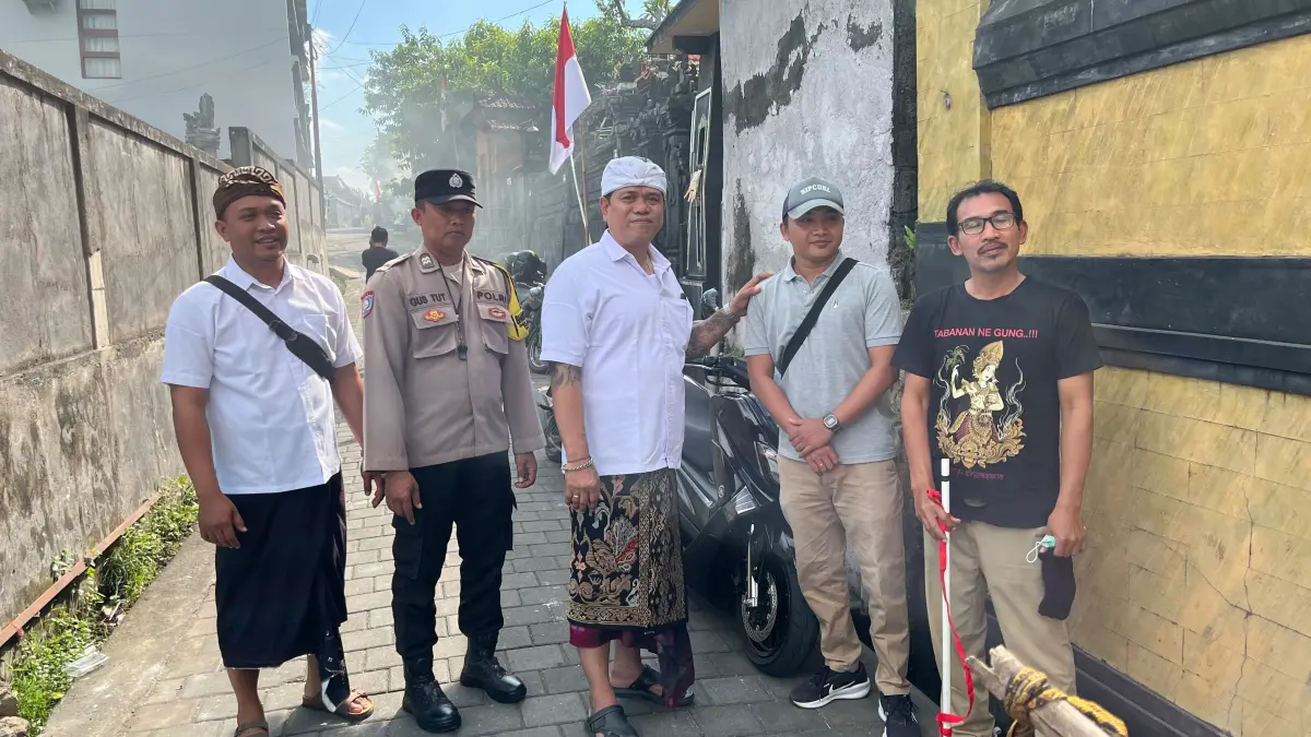 Anggota DPRD Tabanan I Gusti Ketut Artayasa, S.Sos. yang akrab disapa Ajik Ngurah Bobby (tengah), bersama tim langsung turun ke lokasi gigitan anjing pada Kamis (27/8) sekitar pukul 11.17 WITA.(Istimewa)