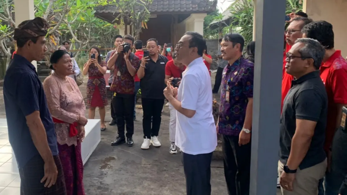 Penyerahan bantuan bedah rumah oleh Wali Kota Denpasar, I Gusti Ngurah Jaya Negara, kepada masyarakat kurang mampu di Kota Denpasar. (Foto Adrian Suwanto)