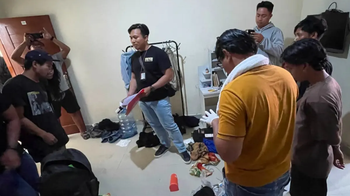 Polisi mengamankan GF (24) di kamar kos kawasan Kerobokan, Kuta Utara, Badung, terkait penyimpanan dan peredaran narkotika jenis ganja.(Foto Adrian Suwanto)