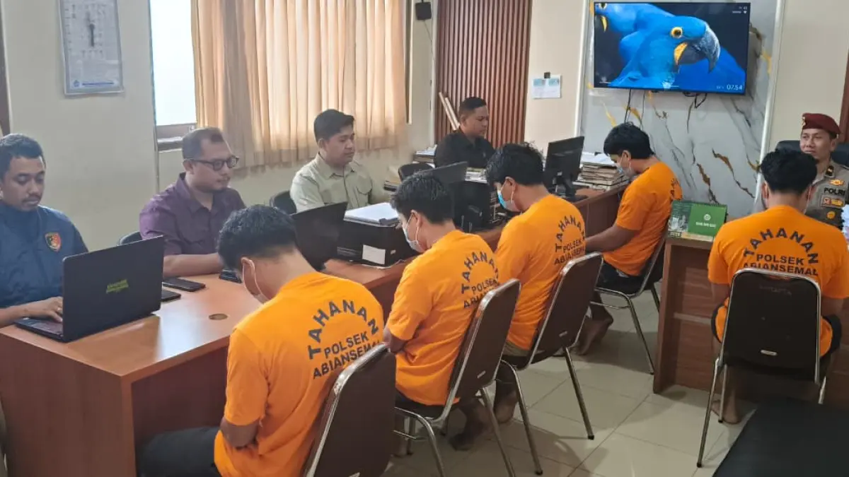 Polisi mengamankan lima orang yang diduga terlibat pengeroyokan terhadap empat korban di sebuah kandang ayam di Jalan Kenyeri, Banjar Batubayan, Desa Taman, Kecamatan Abiansemal, Badung.(Foto Adrian Suwanto)

&nbsp;