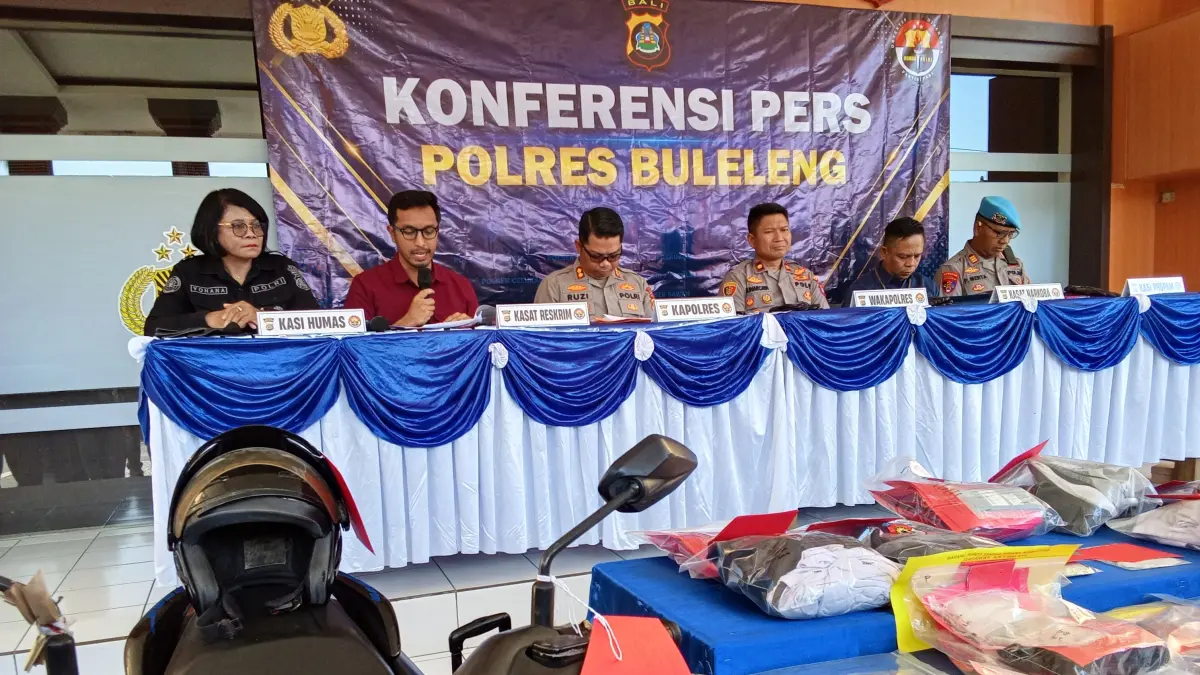 Polisi menunjukkan barang bukti. Dengan iming-iming uang untuk konten TikTok, guru honorer berinisial PS menggasak puluhan ponsel korban yang kemudian digadai guna membiayai judi online.&nbsp;(Foto Junior)