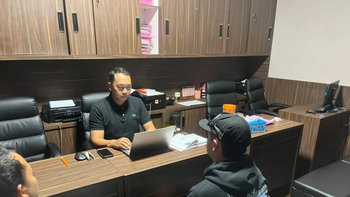 WNA Australia berinisial BA (27) menjalani pemeriksaan maraton di Polres Badung terkait dugaan tindakan asusila di depan rumah warga kawasan Tibubeneng, Kuta Utara, Badung.(Foto Adrian Suwanto)
