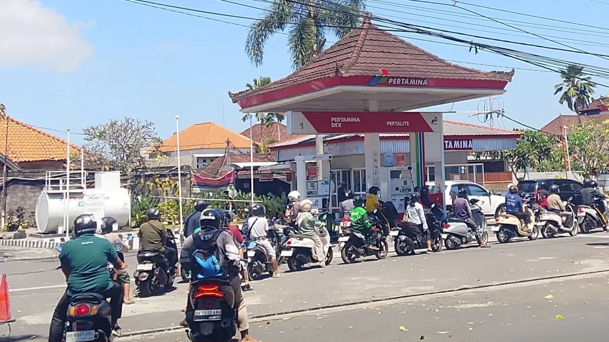 Antrean kendaraan mengular panjang di SPBU Pesiapan Tabanan hingga jalan raya, dan kondisi ini telah berlangsung beberapa hari terakhir.(Foto Donny Tabelak)