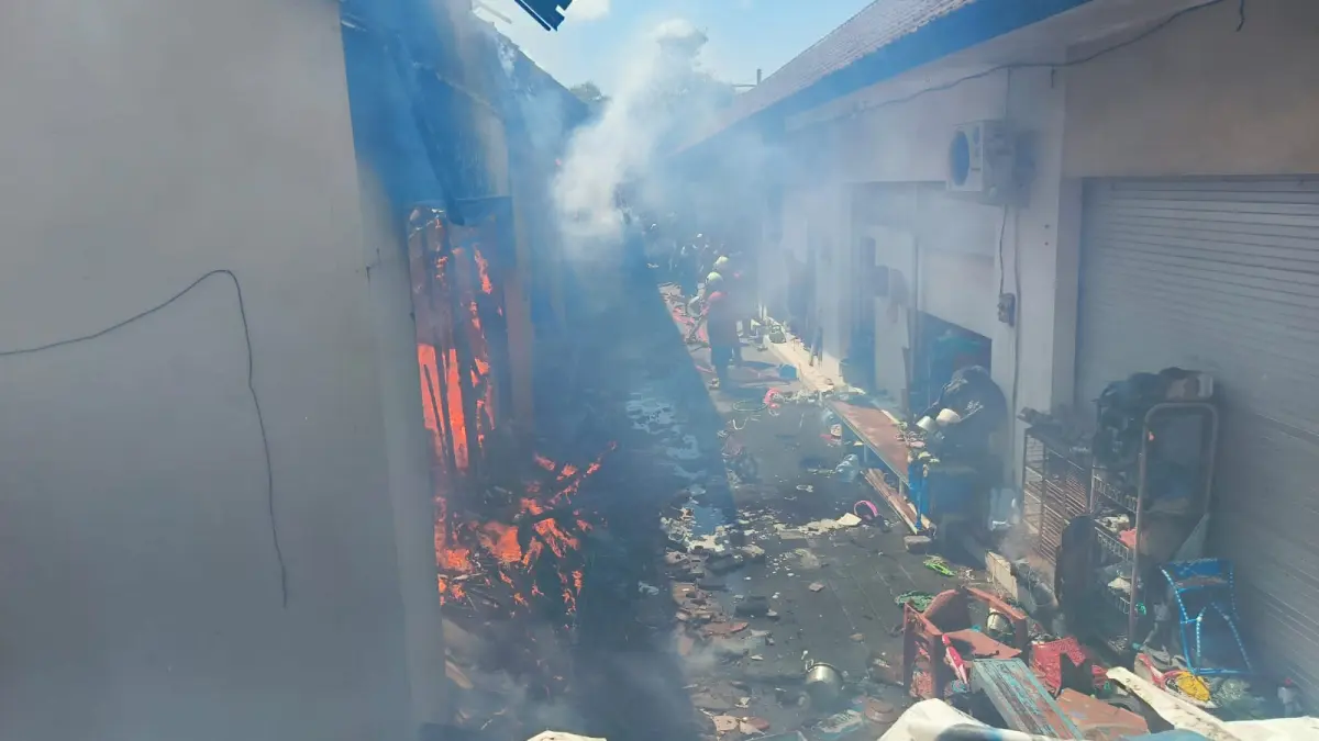 Dua toko yang sekaligus dijadikan tempat tinggal di Jalan Kendedes, depan Pasar Kuta II, Lingkungan Jaba Jero, Kuta, Badung, terbakar Jumat (28/8) siang.(Foto Adrian Suwanto)

&nbsp;