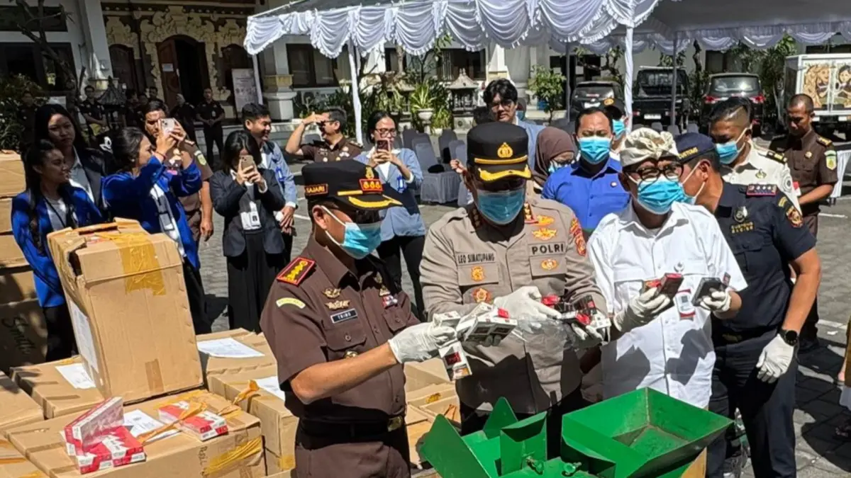 Kejaksaan Negeri (Kejari) Denpasar secara resmi memusnahkan barang rampasan negara berupa ribuan slop dan bungkus rokok tanpa pita cukai, Kamis (27/8) kemarin. (FOTO ADRIAN SUWANTO)