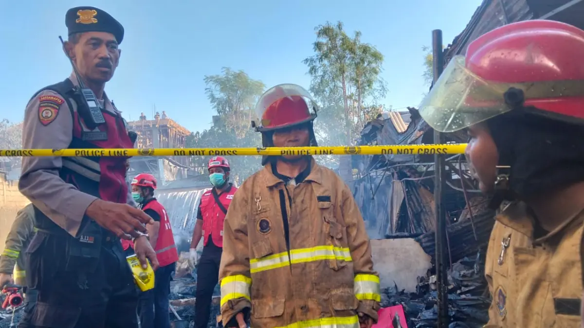 Petugas pemadam kebakaran berjibaku memadamkan api yang melalap bangunan kos-kosan semi permanen di Jalan Tukad Pancoran IV K1, Panjer, Denpasar Selatan, Jumat (28/8) pagi. (Foto Adrian Suwanto)