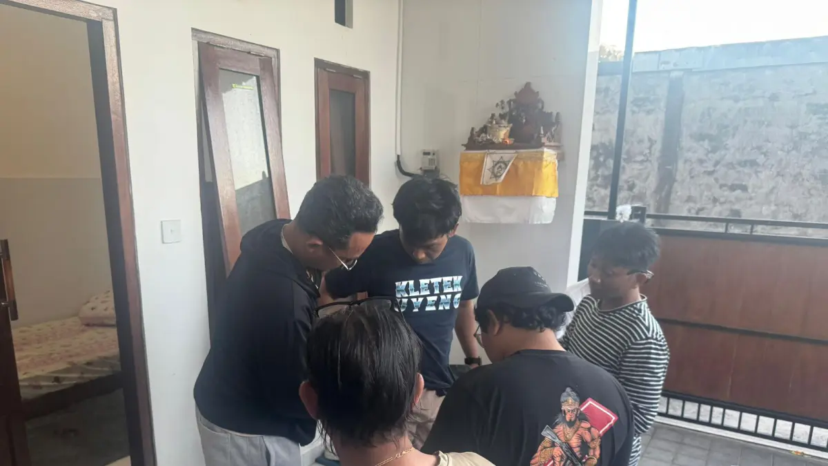 Polisi mengamankan tersangka IKDK beserta 24 paket sabu dan sejumlah barang bukti lainnya dalam pengungkapan kasus narkotika di kamar kos Jalan Sedap Malam, Denpasar Timur, Rabu (26/8) lalu.(Istimewa)