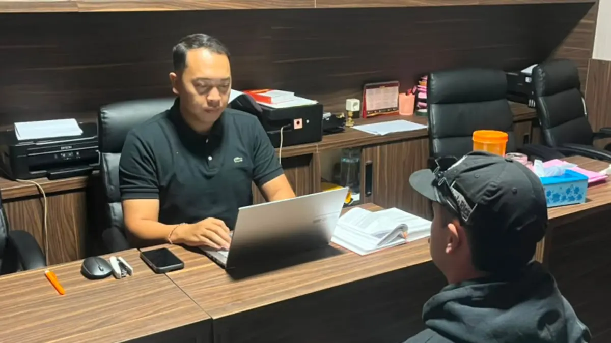 WNA Australia berinisial BA (27) saat menjalani pemeriksaan terkait dugaan tindakan asusila di pekarangan rumah warga, Tibubeneng, Kuta Utara. BA tidak ditahan dan kini diproses untuk deportasi melalui Imigrasi Ngurah Rai.(Foto Adrian Suwanto)