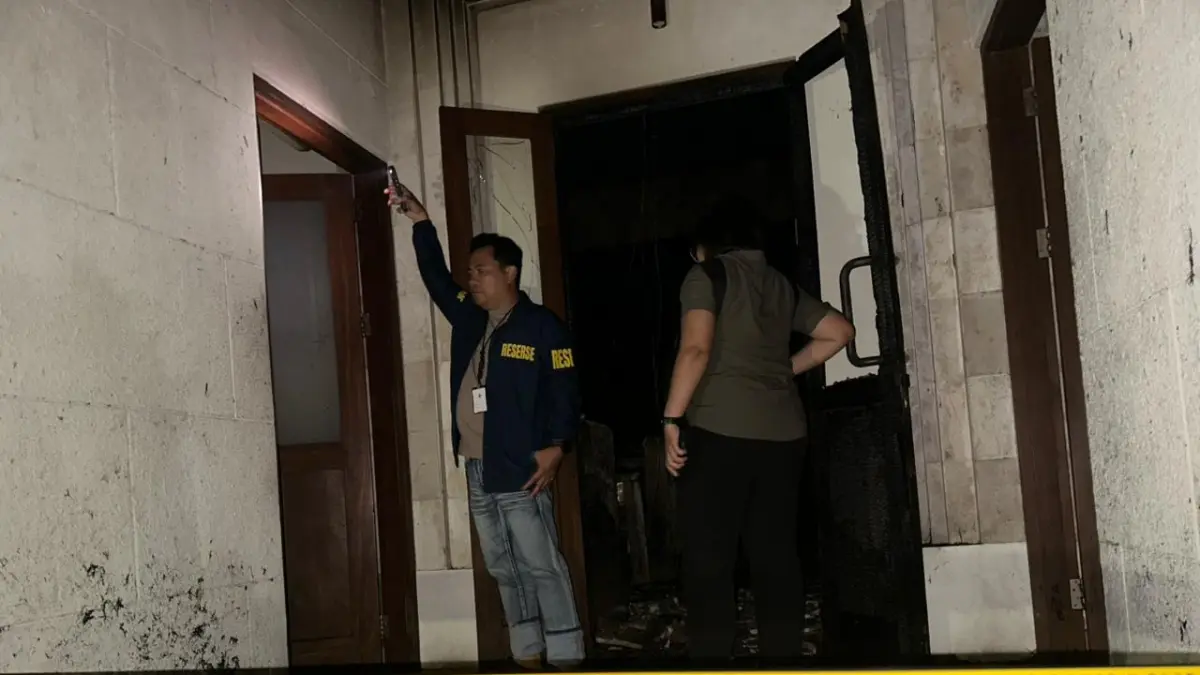 Penyelidikan — Polisi masih mendalami penyebab kebakaran Chez Gado-Gado Restaurant di Jalan Camplung Tanduk, Seminyak, Kuta, Badung.(Istimewa)