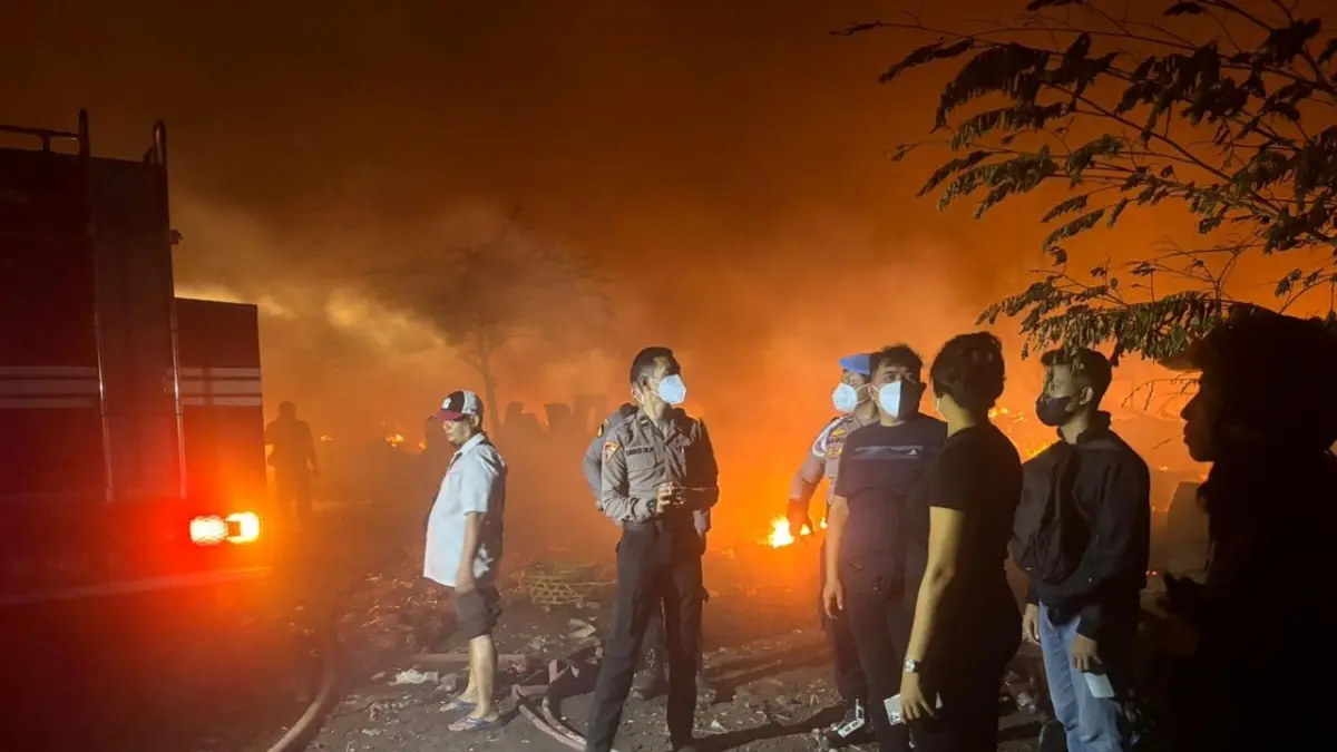 Petugas gabungan bekerja sama memadamkan kobaran api di gudang rongsokan seputaran Jalan Sunset Road, perbatasan Seminyak-Legian, Kuta, Badung, Senin (31/8) kemarin.(Foto Adrian Suwanto)
