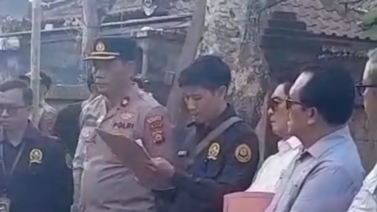 Petugas membaca putusan mengenai sengketa lahan di Desa Batuan, Kecamatan Sukawati.(Istimewa)