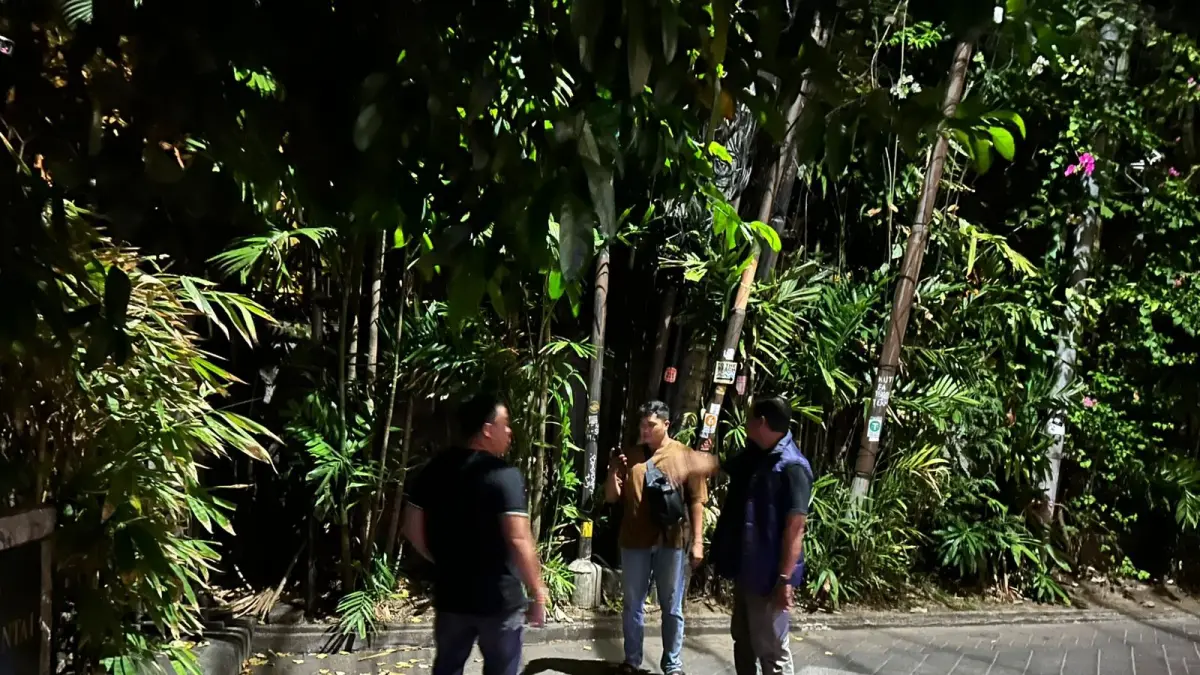 Polisi cek CCTV memperlihatkan pengendara motor yang diduga menjambret dua kalung emas milik WNA Australia di Jalan Werkudara, Legian, Kuta, Badung. Polisi masih memburu pelaku.(Istimewa)