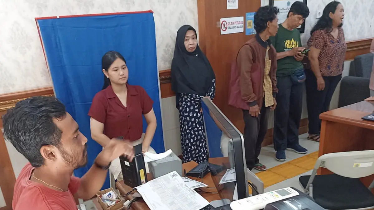 Perekaman yang masih secara manual di kantor camat Denpasar Selatan beberapa waktu lalu.(Foto Adrian Suwanto)