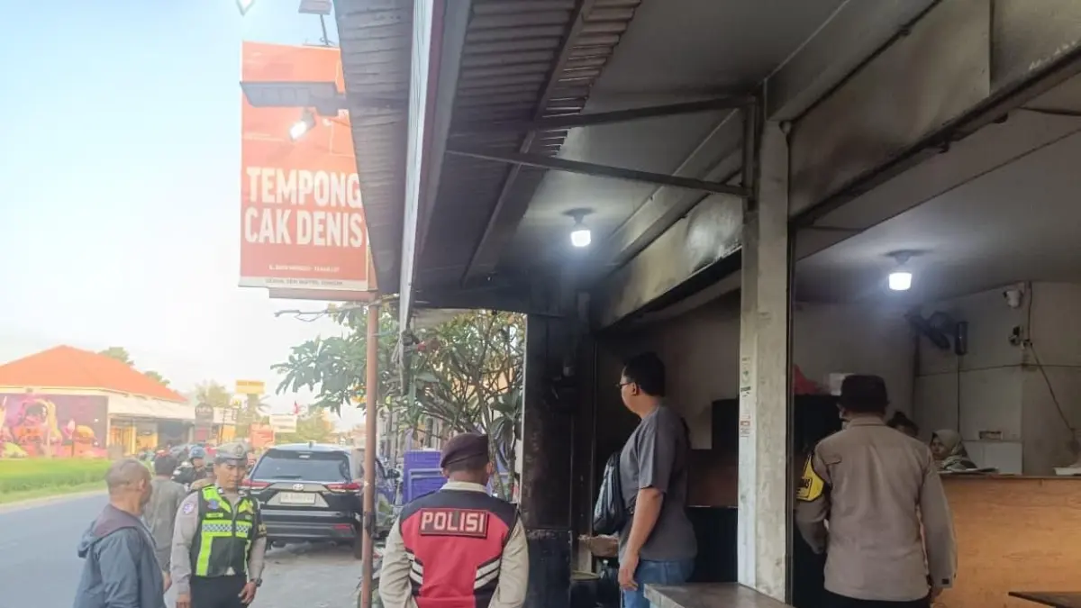 Polisi mengecek lokasi kejadian dua WNA yang diduga menganiaya pengendara lokal setelah ditegur karena berkendara dengan kecepatan tinggi di Banjar Sedahan, Desa Munggu, Mengwi, Badung.(Istimewa)