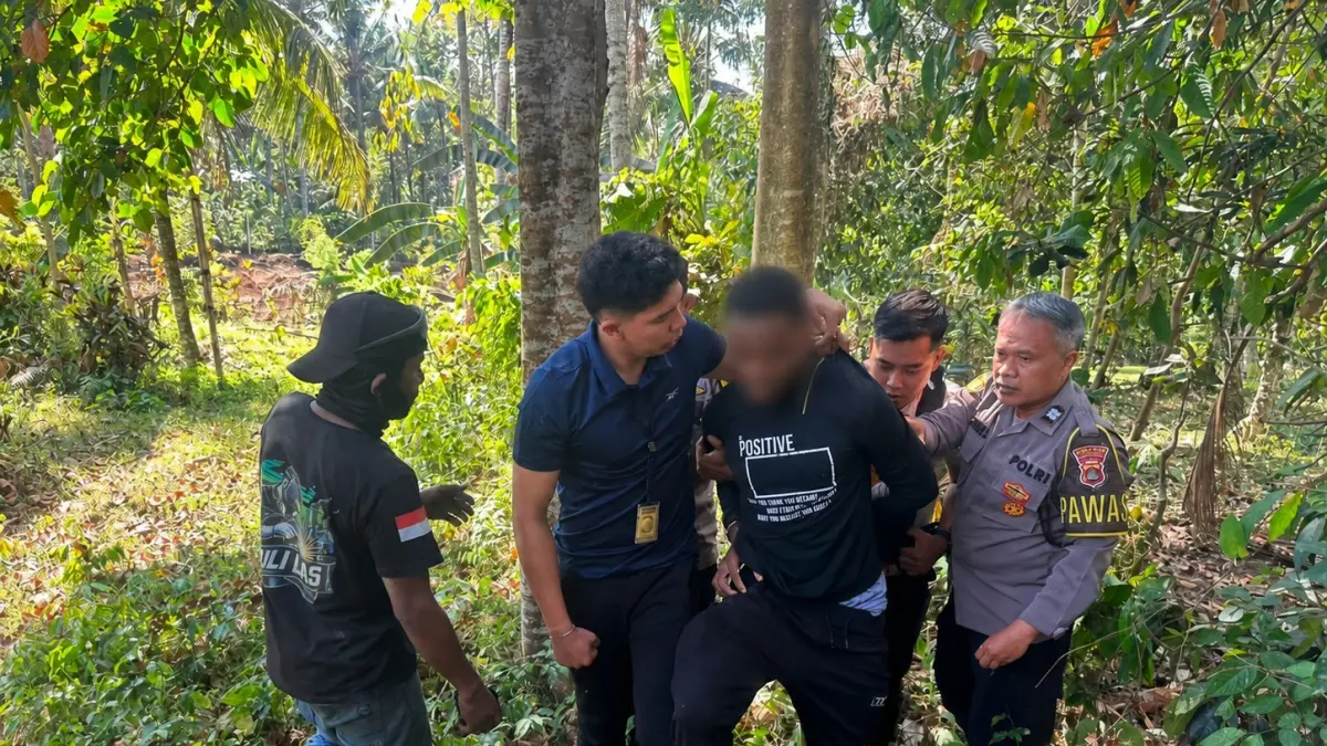 Suasana petugas Imigrasi bersama Polsek Selemadeg Timur, Tabanan yang melakukan penangkapan terhadap WNA asal Nigeria Maduabuchi John Ndummadu saat akan melarikan diri.(Istimewa)