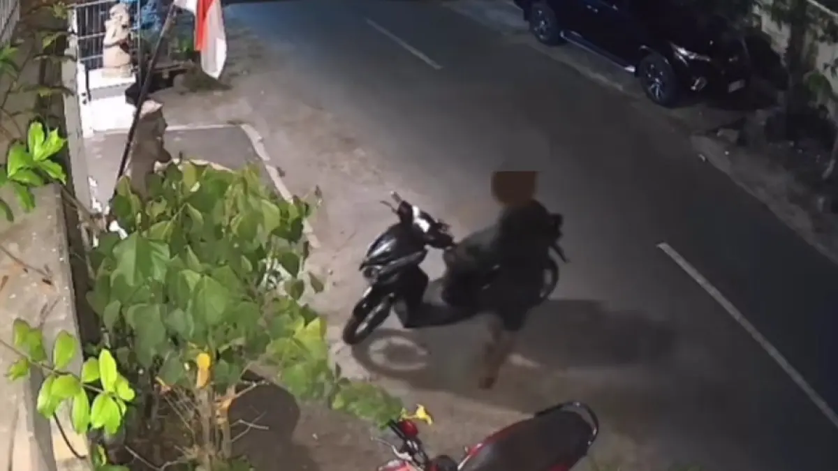 Terduga pelaku pencurian membawa kabur Honda Vario 125 yang terparkir di depan rumah di Jalan Bedahulu II, Peguyangan, Denpasar Utara.(Istimewa)