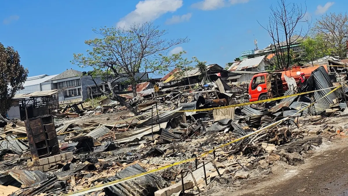 Kebakaran hebat yang terjadi di Jalan Nakula, Kuta Badung. (Foto Adrian Suwanto)

&nbsp;