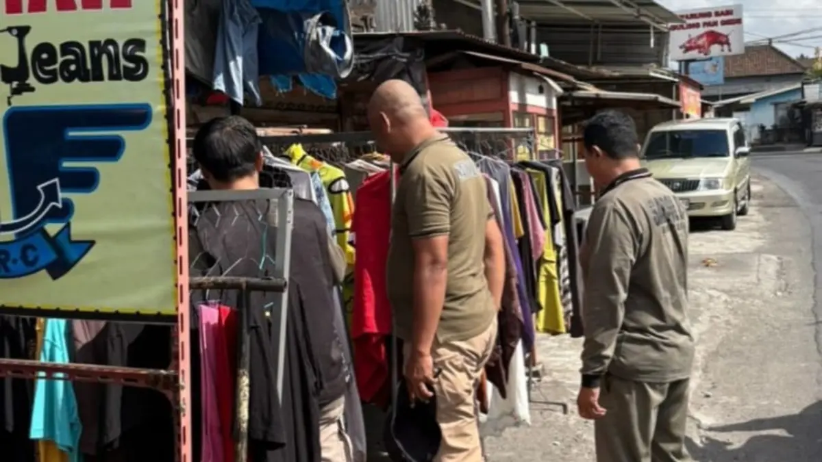 Penertiban PKL yang berjualan di atas trotoar di Jalan Kebo Iwa Utara oleh Satpol PP Denpasar.(Foto Adrian Suwanto)