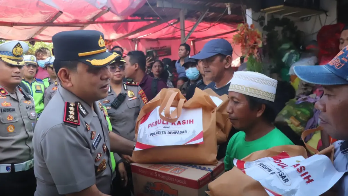 Kapolresta Denpasar Kombes Pol Leonardo D. Simatupang menyerahkan bantuan sembako kepada perwakilan warga terdampak kebakaran di Jalan Nakula, Gang Jatayu, Denpasar Barat, Rabu (2/9) kemarin. (Foto Adrian Suwanto)