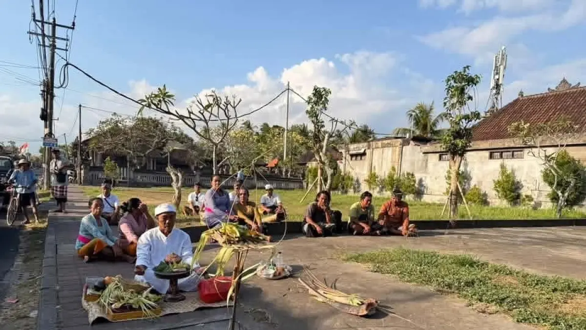 Pemangku memimpin upacara Pecaruan sebagai bayar denda bagi pembuang sampah sembarangan di Kemenuh, Sukawati.(Istimewa)