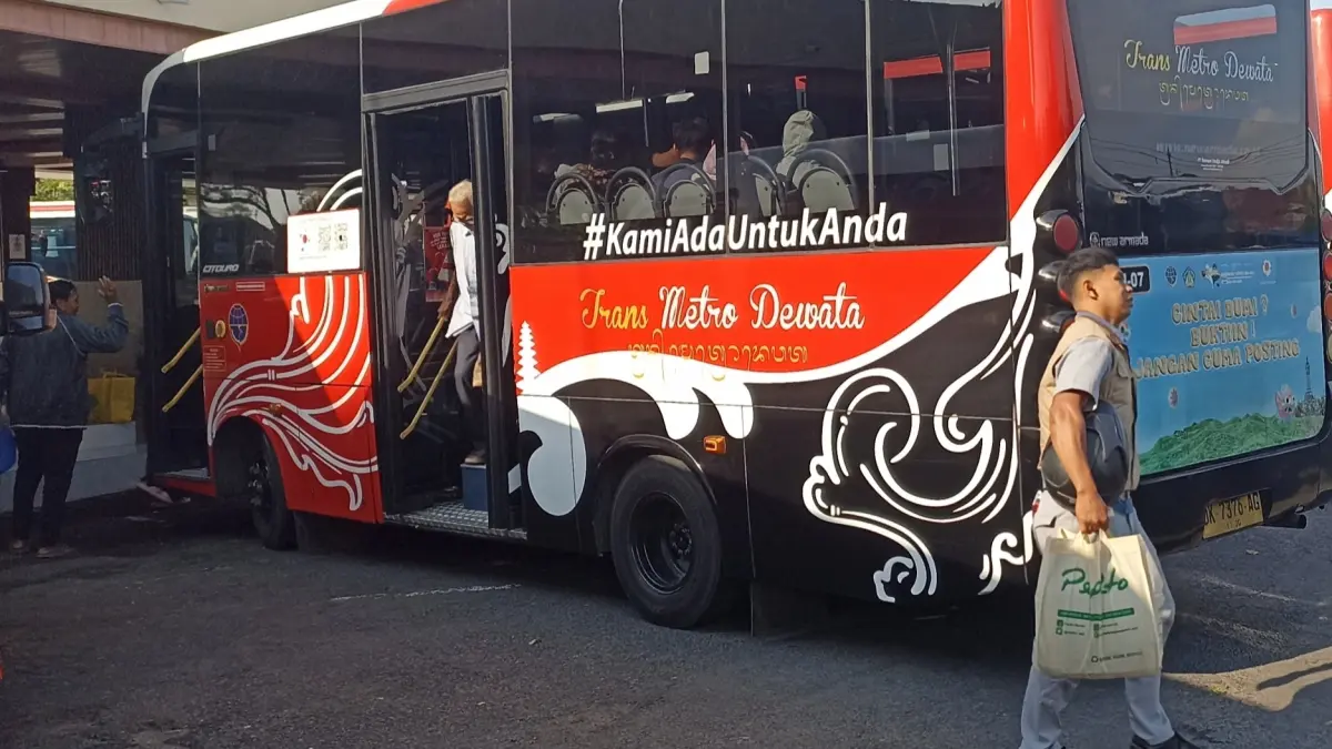 Pemerintah Provinsi Bali tengah mematangkan peta jalan penguatan transportasi umum untuk periode 2026–2030.(Foto Adrian Suwanto)