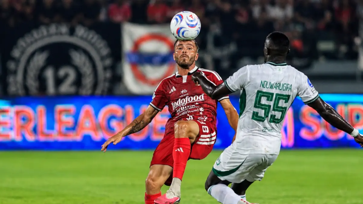 Pemain Bali United mengontrol bola dari pemain PSS Sleman. Dalam laga ini Bali United&nbsp; menang 2-1 di Laga Perdana BRI Super League 2026/2027.(Foto Miftahuddin M.Halim)