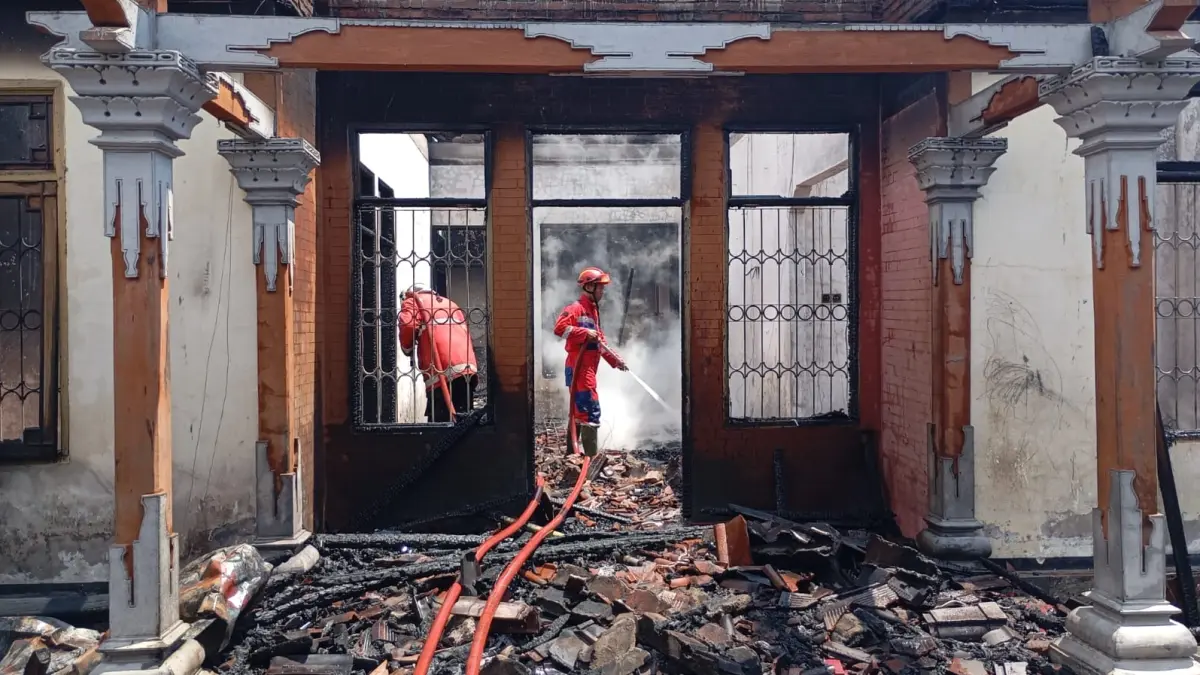 Petugas tengah memadamkan api yang membakar rumah milik I Gede Edi Putrawan di Gang Jelantik, Kelurahan Banyuning. Kebakaran dipicu saat anak korban membakar tisu hingga apinya menyambar sofa.(Istimewa)