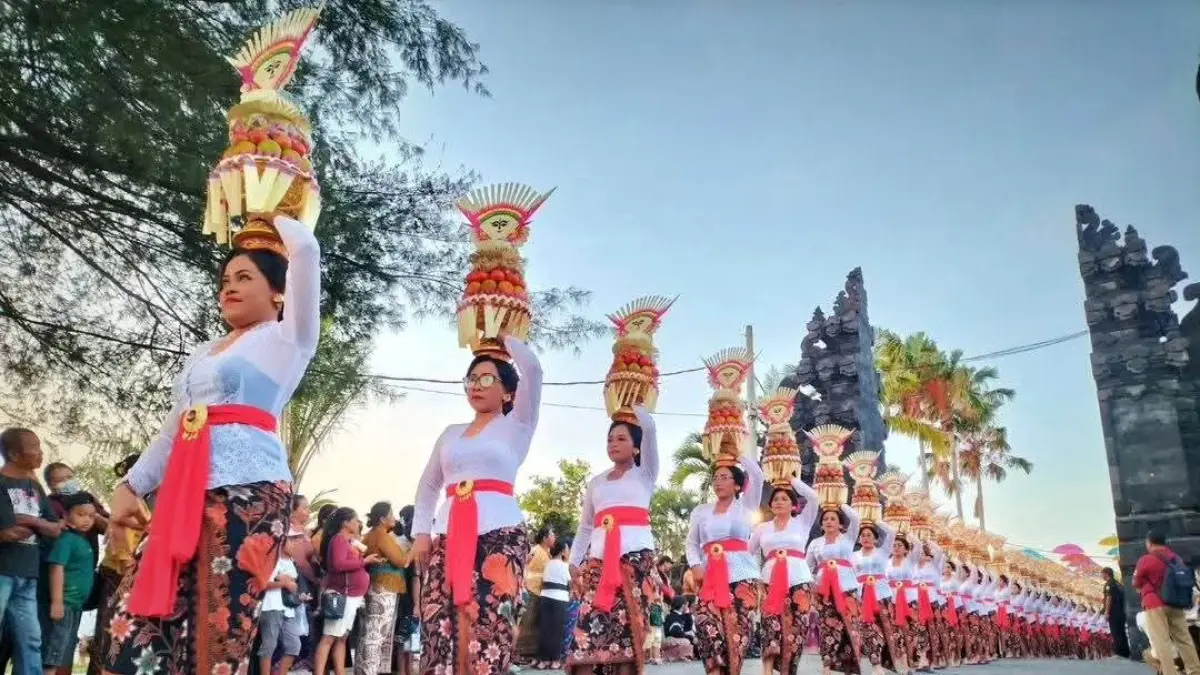Suasana festival Tanah Lot Art and Food, dengan pagelaran parade gebogan.(Foto Juliadi)
