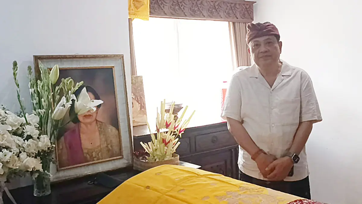 Anggota DPD RI, I B Rai Dharmawijaya Mantra atau Rai Mantra di dekat jenazah ibunya, I Gusti Ayu Badri.(Foto Adrian Suwanto)

&nbsp;