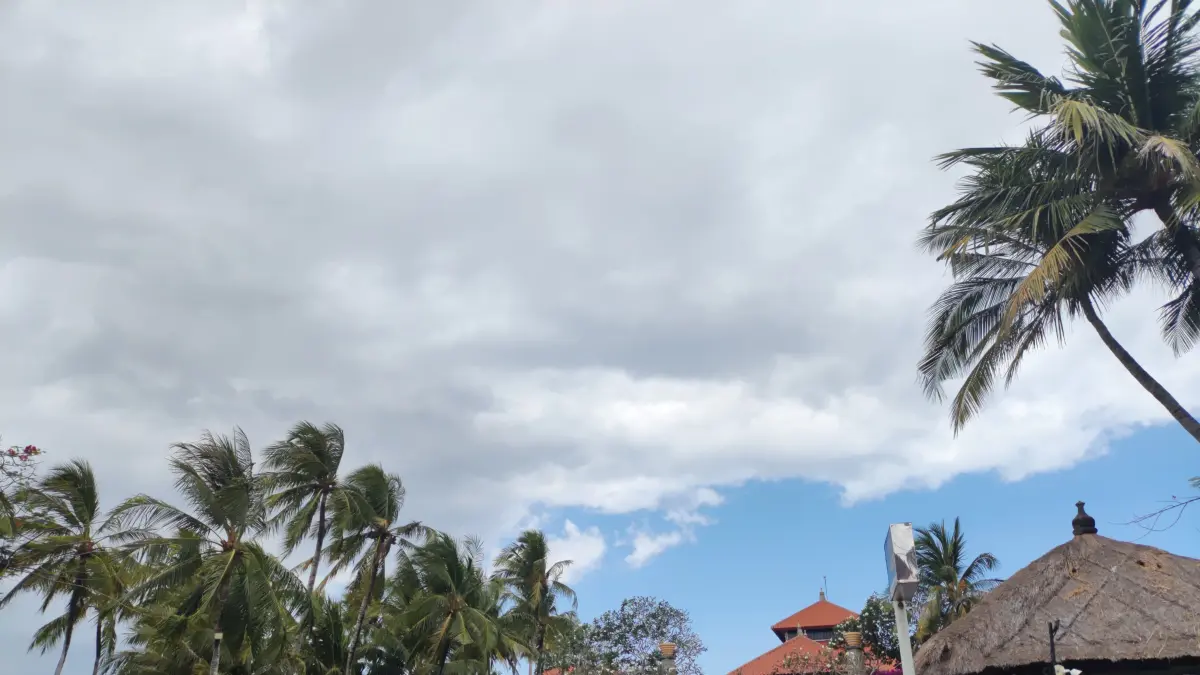 Cuaca mendung di wilayah Nusa Dua dari pagi hingga siang kemarin, bukan akibat abu vulkanik.(Foto I Wayan Widyantara)