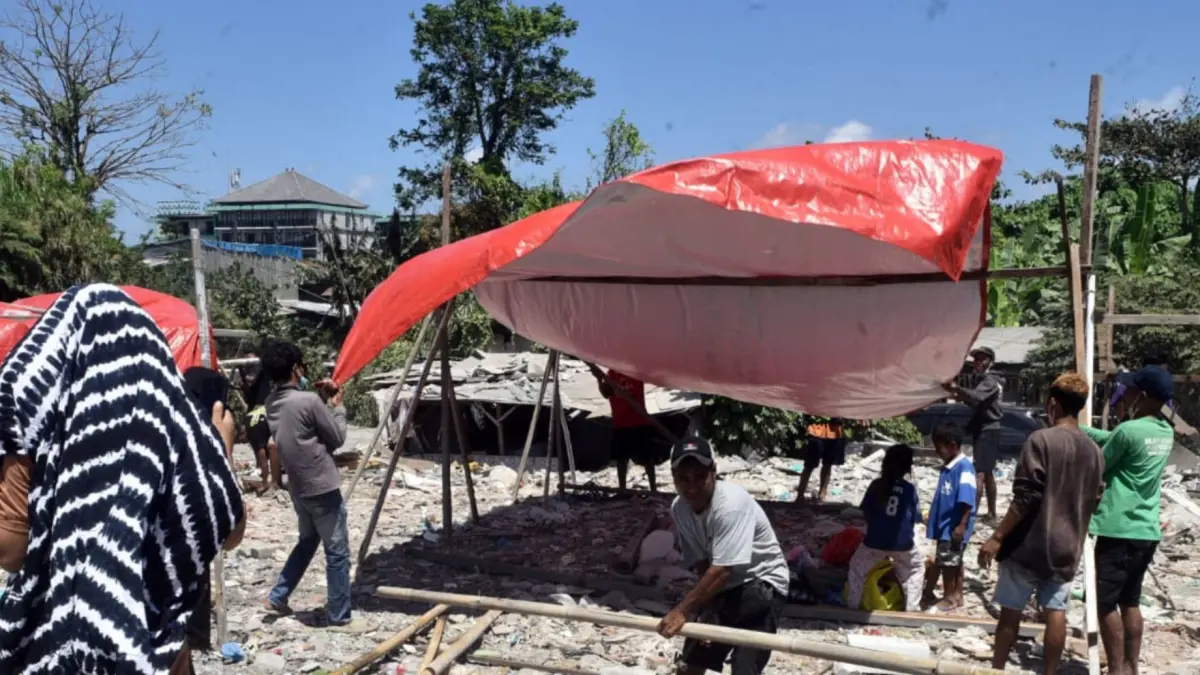 Pengungsi mulai meninggalkan lokasi pasca kebakaran hebat di Nakula.(Foto Adrian Suwanto)

&nbsp;