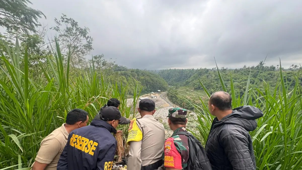 Polisi dan TNI mendatangi lokasi korban jatuh ke jurang di Bangli. (Foto Humas Polres Bangli)