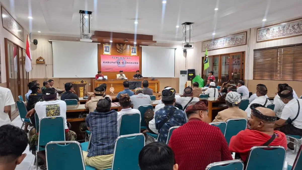 Bupati Klungkung I Made Satria memimpin mediasi konflik sosial antara pihak Desa Adat Tangkas dengan pihak Pengempon Pura Pusat Kawitan Tangkas Kori Agung, Desa Tangkas, di Ruang Rapat Praja Mandala, Kantor Bupati Klungkung, Selasa (8/9) pagi.(Foto Dewa Ayu Pitri Arisanti)