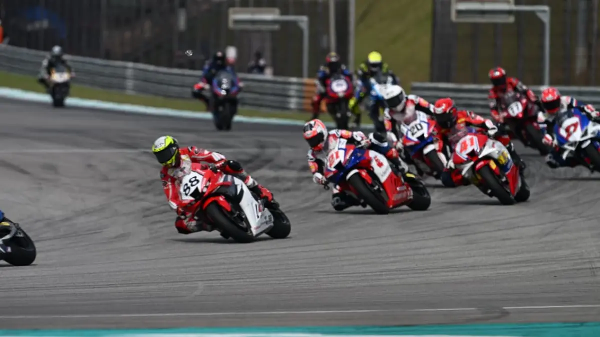 Para pembalap Astra Honda Racing Team beraksi pada putaran kelima Idemitsu FIM Asia Road Racing Championship (ARRC) 2026 di Sepang International Circuit, Malaysia, bersama jajaran motor CBR series.(Istimewa)