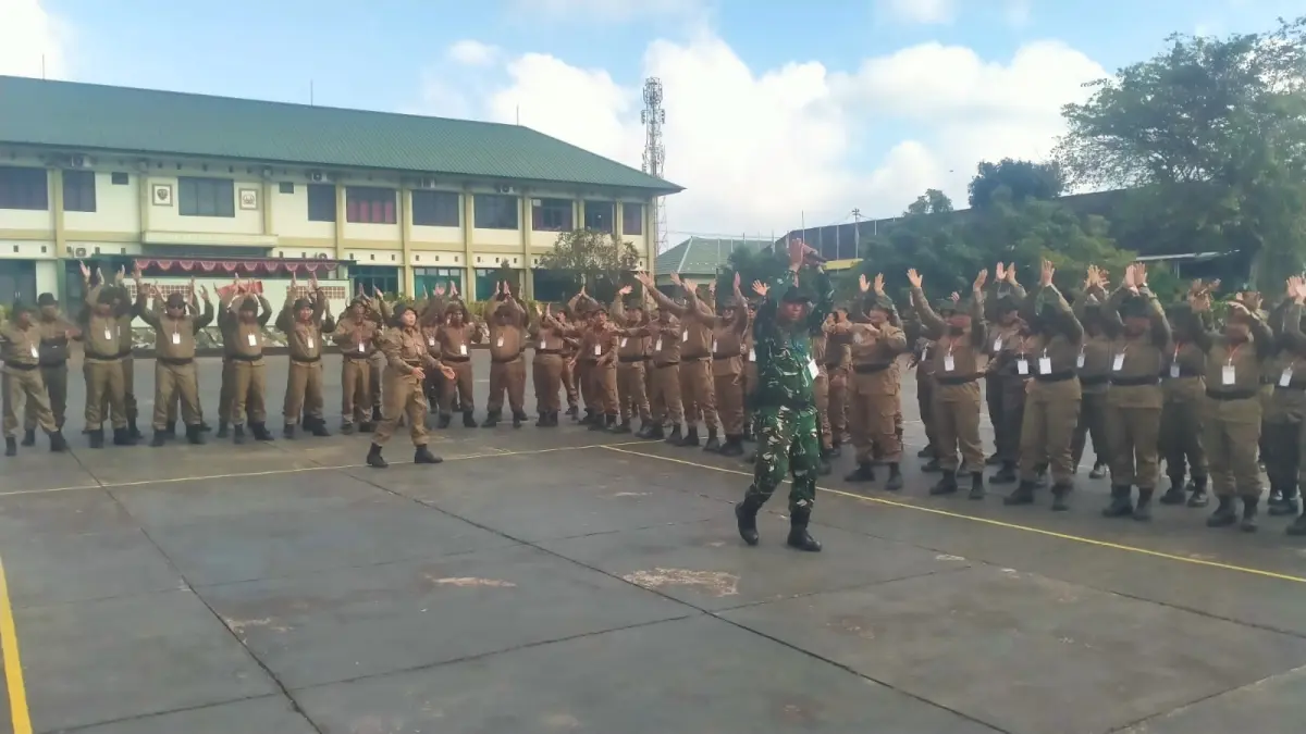 Suasana diklat bela negara yang diikuti 100 pejabat eselon II dan eselon III Pemkab Tabanan di Rindam IX/Udayana.(Foto Juliadi)