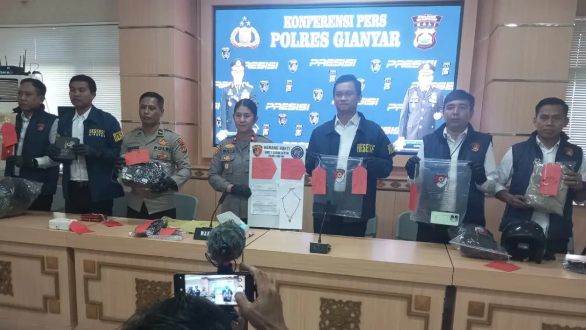 Wakapolres Gianyar Kompol Willa Jully Nendissa didampingi Kasi Humas, Kasat Reskrim, dan Kanit Polsek menunjukkan barang bukti kejahatan.(Foto Indra Prasetia)

&nbsp;