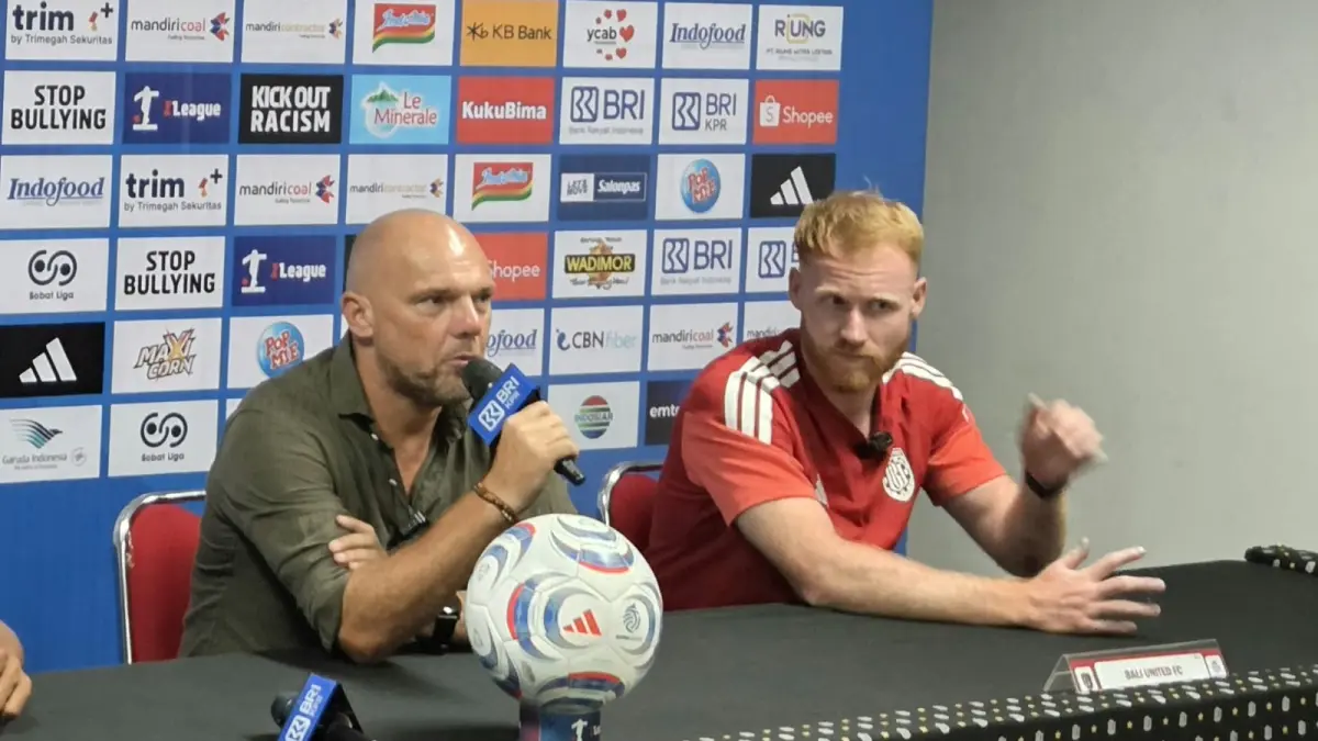 Johnny Jansen (kiri) saat konferensi pers jelang laga.(Foto: Marsell Pampur)