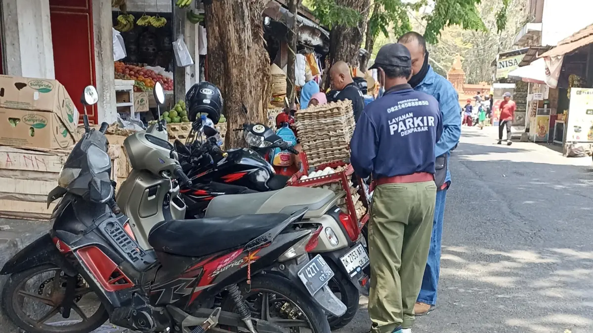 Juru parkir (jukir) yang bertugas di kawasan Jalan Gunung Batur, Denpasar.(Foto Adrian Suwanto)
