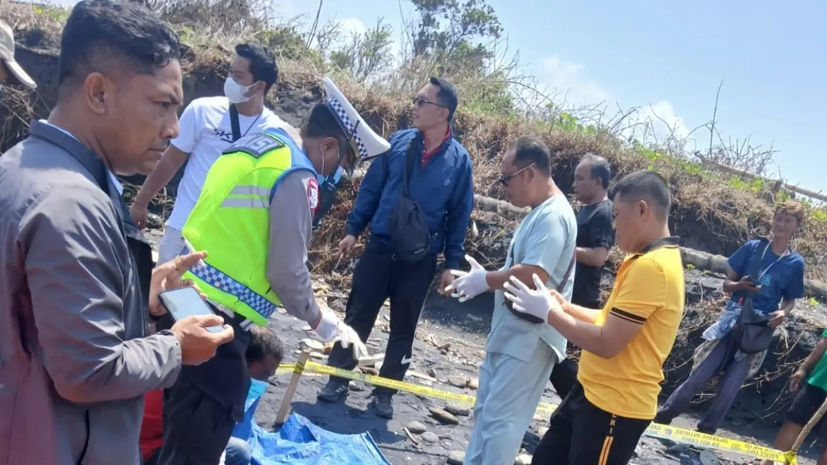 Pencari batu temukan jasad prempuan 56 tahun di Pantai Purnama. Polisi saat melakukan olah TKP. (Istimewa)