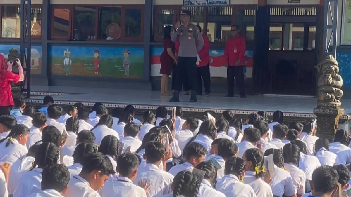 Anggota Binmas Polsek Baturiti memberikan penyuluhan bahaya perundungan dan kenakalan remaja kepada pelajar SMPN 2 Baturiti, Tabanan.(Istimewa)