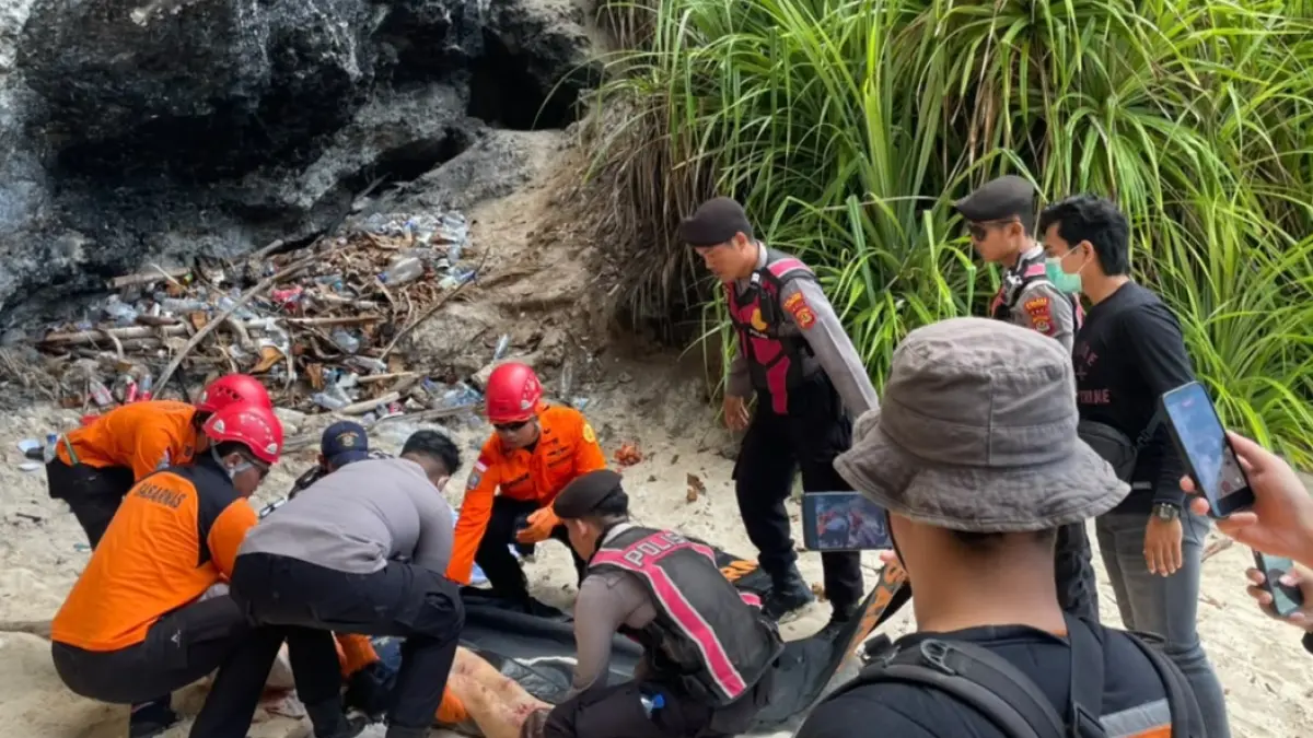 Petugas mengangkat jenazah Cronin Brianna Lani, 30, wisatawan asal Australia yang tewas jatuh dari tebing Pantai Kelingking, Desa Bungamekar, Nusa Penida, Sabtu (12/9) kemarin.(Foto Tim SAR Gabungan)