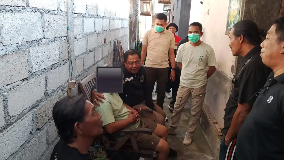 Tim Lagas Satpol PP Buleleng mengamankan KS, oknum ASN yang terindikasi ODGJ dan kerap mengamuk.(Foto: Satpol PP Buleleng)