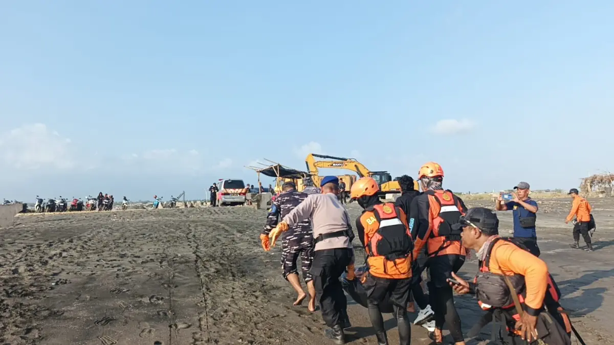 Evakuasi jenazah I Gusti Putu Sugiarta dari Banyuwangi menuju RSU Negara, Jembrana.(Foto M. Basir)