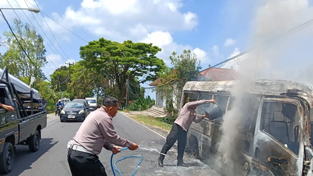 Kondisi mobil Isuzu Elf yang mengangkut belasan wisatawan lokal hangus terbakar di Jalan Raya Denpasar–Singaraja, Banjar Pekarangan, Desa Baturiti, Tabanan, Senin (14/9) kemarin.(Istimewa)