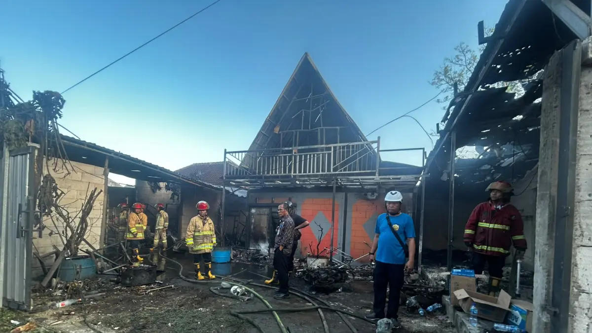 Petugas Damkar Kota Denpasar memadamkan api yang melalap gudang kembang api dan merembet ke bengkel motor di Jalan Siulan, Gang Sekar Bhuana, Denpasar Timur, Selasa (15/9) siang.(Istimewa)