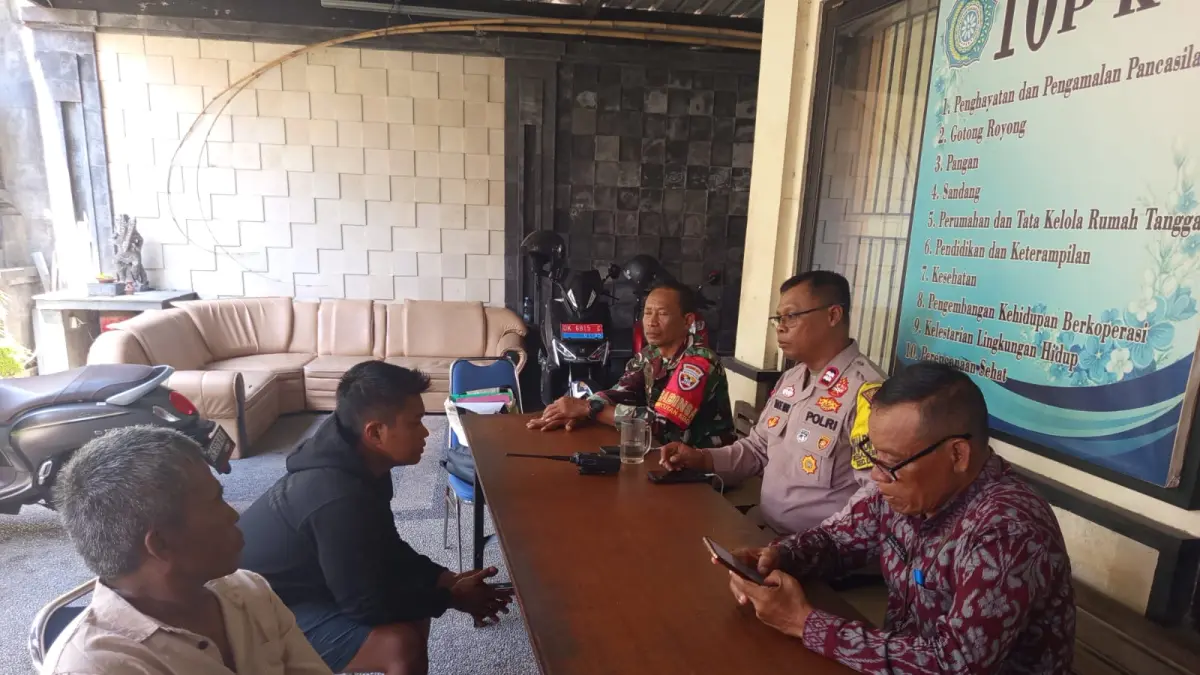 Bhabinkamtibmas Pemecutan Kelod Aiptu I Made Murdana bersama Babinsa Sertu Tony Cahyono mendampingi Perbekel dan Kelian Adat berbicara dengan pria yang diduga mengaku Pecalang.(Foto Adrian Suwanto)