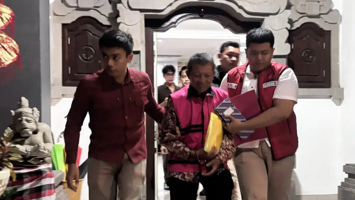 Ketua LPD Desa Adat Klungah, IWD, saat penetapan sebagai tersangka dugaan korupsi.(Foto Zulfika Rahman)