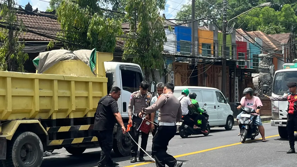 Satlantas Polres Tabanan meneliti lokasi kecelakaan maut di Jalan Denpasar–Gilimanuk, Banjar Dakdakan Kelod, Desa Abiantuwung, Kecamatan Kediri, Tabanan.(Istimewa)